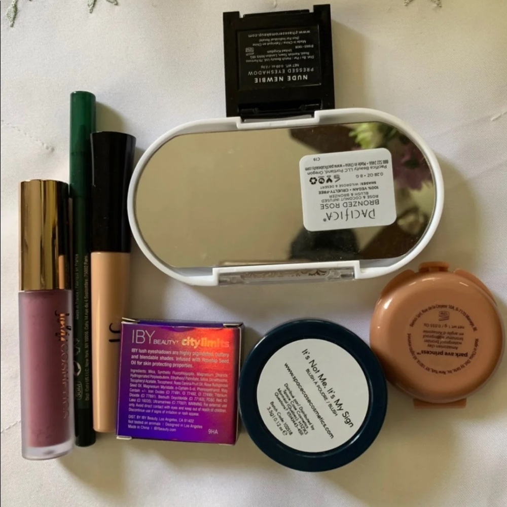 Makeup - Picture 2 of 4